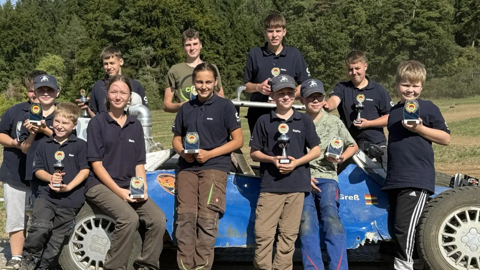 glückliche Gesichter bei der ASC Jugend Cross-Kart-Gruppe, jeder Teilnehmer erhielt einen weiteren verdienten Pokal für die Sammlung (Bild: Michael Luber)