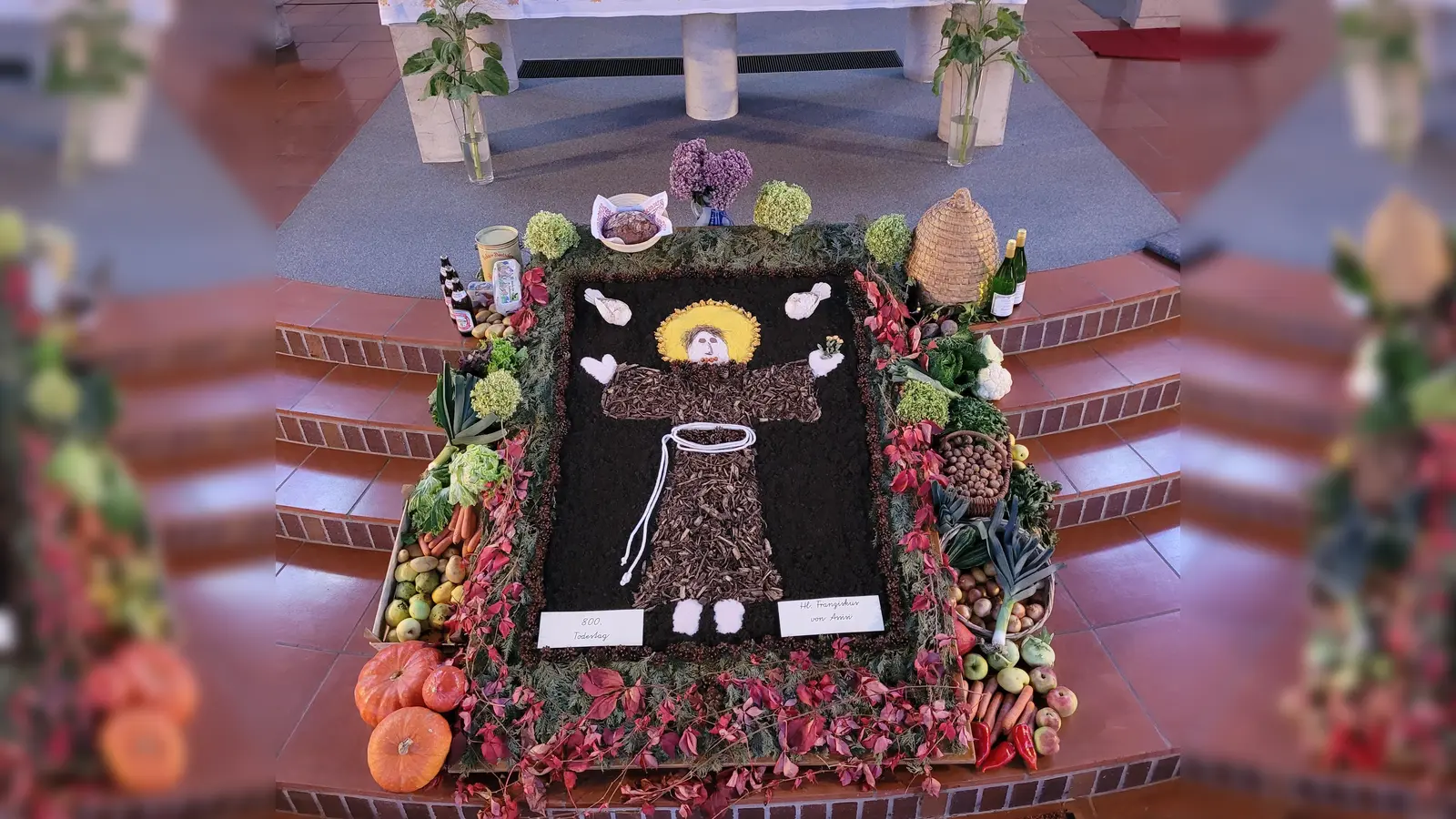 Der Erntedankaltar mit dem Bild des hl. Franziskus in der Pfarrkirche St. Konrad (Bild: Michael Jakob)