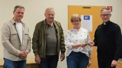 Spendenübergabe an Pfarrer Adam Karolczak. (Bild: Maria Reber)