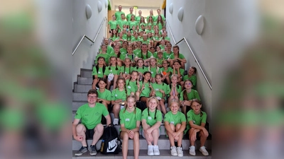Gruppenbild in der Turnhalle (Bild: Benjamin Schlicht)