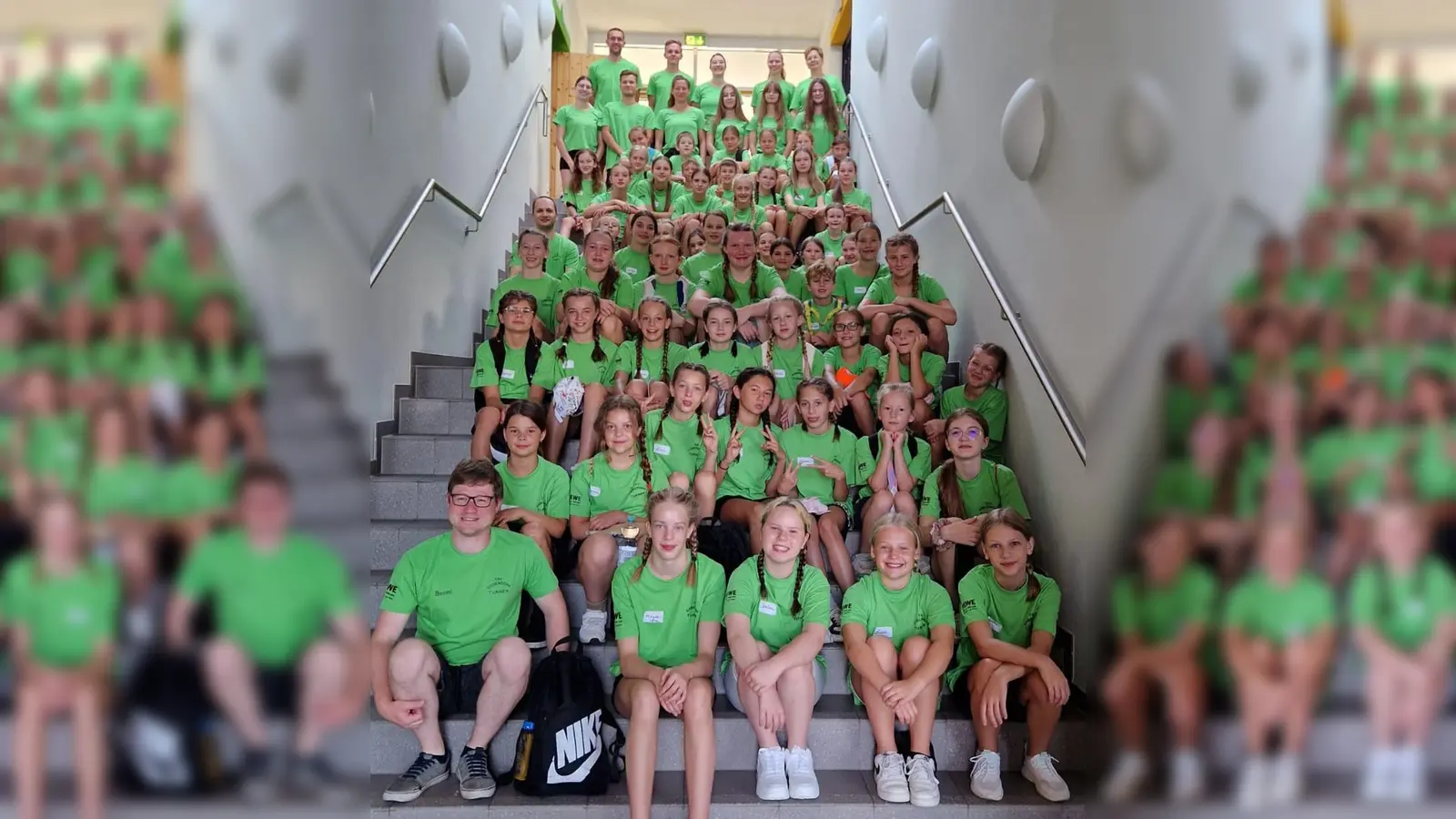 Gruppenbild in der Turnhalle (Bild: Benjamin Schlicht)