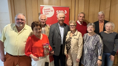 Der neue Vorstand der SPD-AG 60plus Oberpfalz mit Rentenexpertin Brigitte Scharf (2.v.l.). V.l.n.r.: Heinrich Rewitzer, Brigitte Scharf, Harald Zintl, Reinhold Strobl, Andrea Luges, Horst Fuchs, Sonja Höcherl, stellv. Landrat Michael Rischke, Rita Weber. (Bild: Reinhold Strobl)