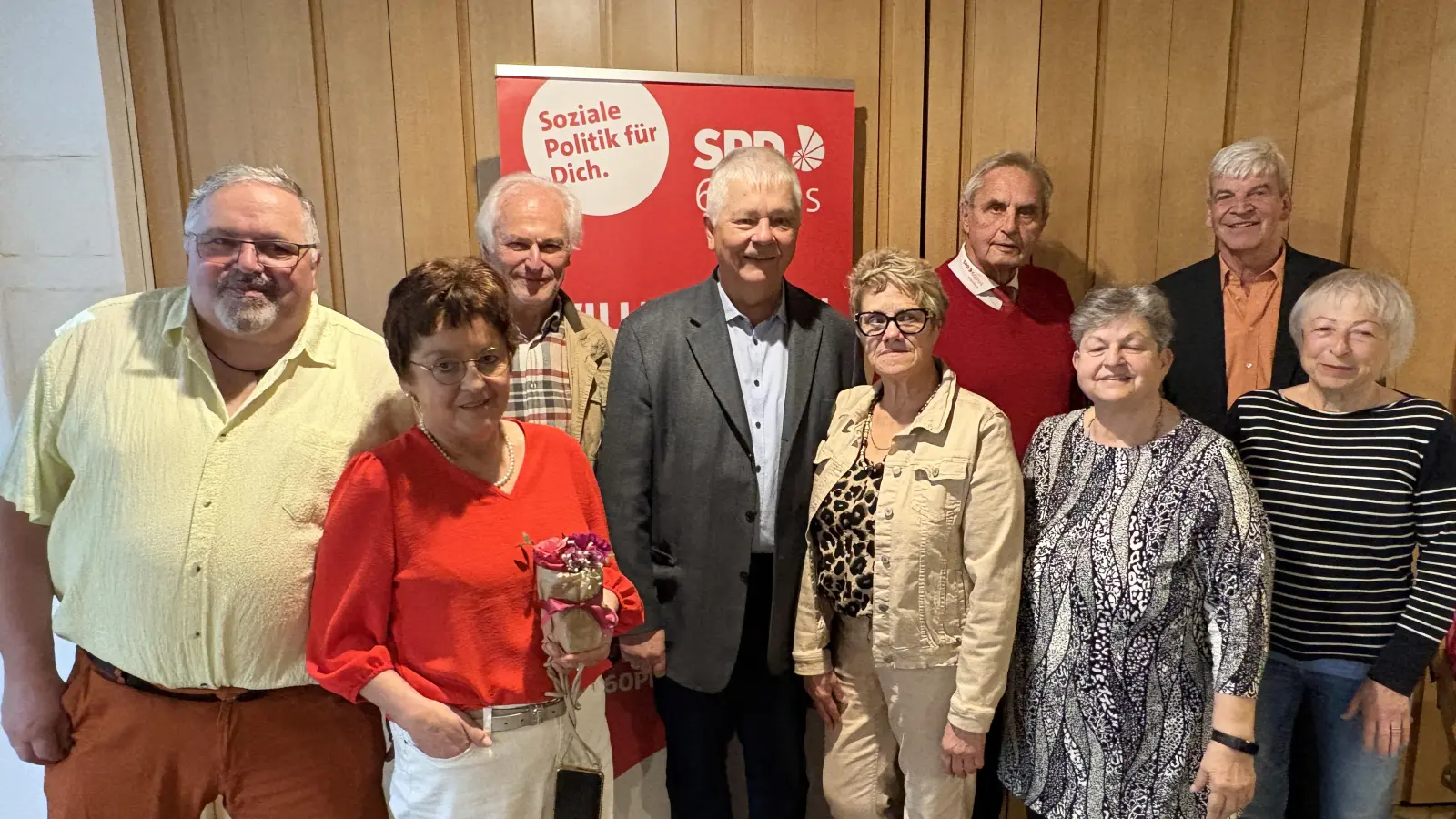 Der neue Vorstand der SPD-AG 60plus Oberpfalz mit Rentenexpertin Brigitte Scharf (2.v.l.). V.l.n.r.: Heinrich Rewitzer, Brigitte Scharf, Harald Zintl, Reinhold Strobl, Andrea Luges, Horst Fuchs, Sonja Höcherl, stellv. Landrat Michael Rischke, Rita Weber. (Bild: Reinhold Strobl)