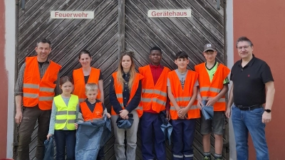 Jugendfeuerwehr Georgenberg-Neuenhammer mit Jugendbetreuer Oswald Hamann und Bürgermeister Wolfgang Bock. (Bild: Oswald Hamann)