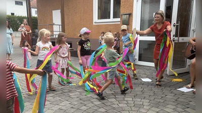 Mit bunten Farben begeisterten die Kinder der musikalischen Früherziehung bei ihrem Regenbogentanz die Gäste. (Bild: Irene Klier)