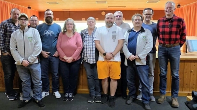 Die Eichenlaubschützen Sorghof starten mit einer neu gewählten Vorstandschaft in die nächsten Vereinsjahre. (von links) Harald Herbst, Markus Ringelstetter (neuer 2.Schützenmeister), Dietmar Neubauer, Michael Nutz, Doris Forster, Harry Platzer, Patrick Reindl, Peter Platzer, Alfred Forster (1.Schützenmeister), Harald Kergl und Hans-Jürgen Hüttner. (Bild: Alfred Forster)