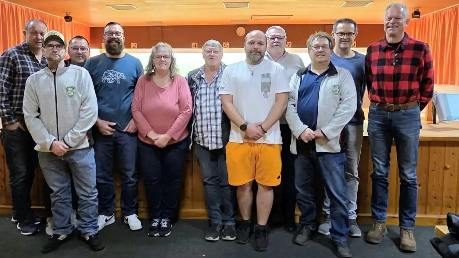 Die Eichenlaubschützen Sorghof starten mit einer neu gewählten Vorstandschaft in die nächsten Vereinsjahre. (von links) Harald Herbst, Markus Ringelstetter (neuer 2.Schützenmeister), Dietmar Neubauer, Michael Nutz, Doris Forster, Harry Platzer, Patrick Reindl, Peter Platzer, Alfred Forster (1.Schützenmeister), Harald Kergl und Hans-Jürgen Hüttner. (Bild: Alfred Forster)