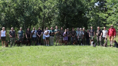 Die geprüften Jagdhunde mit ihren Frauchen und Herrchen sowie Kursleiterin und Hundeobfrau der Kreisgruppe Amberg des Bayerischen Jagdverbandes Ute Ehebauer (5.v.r.) (Bild: Michael Rabenhofer)