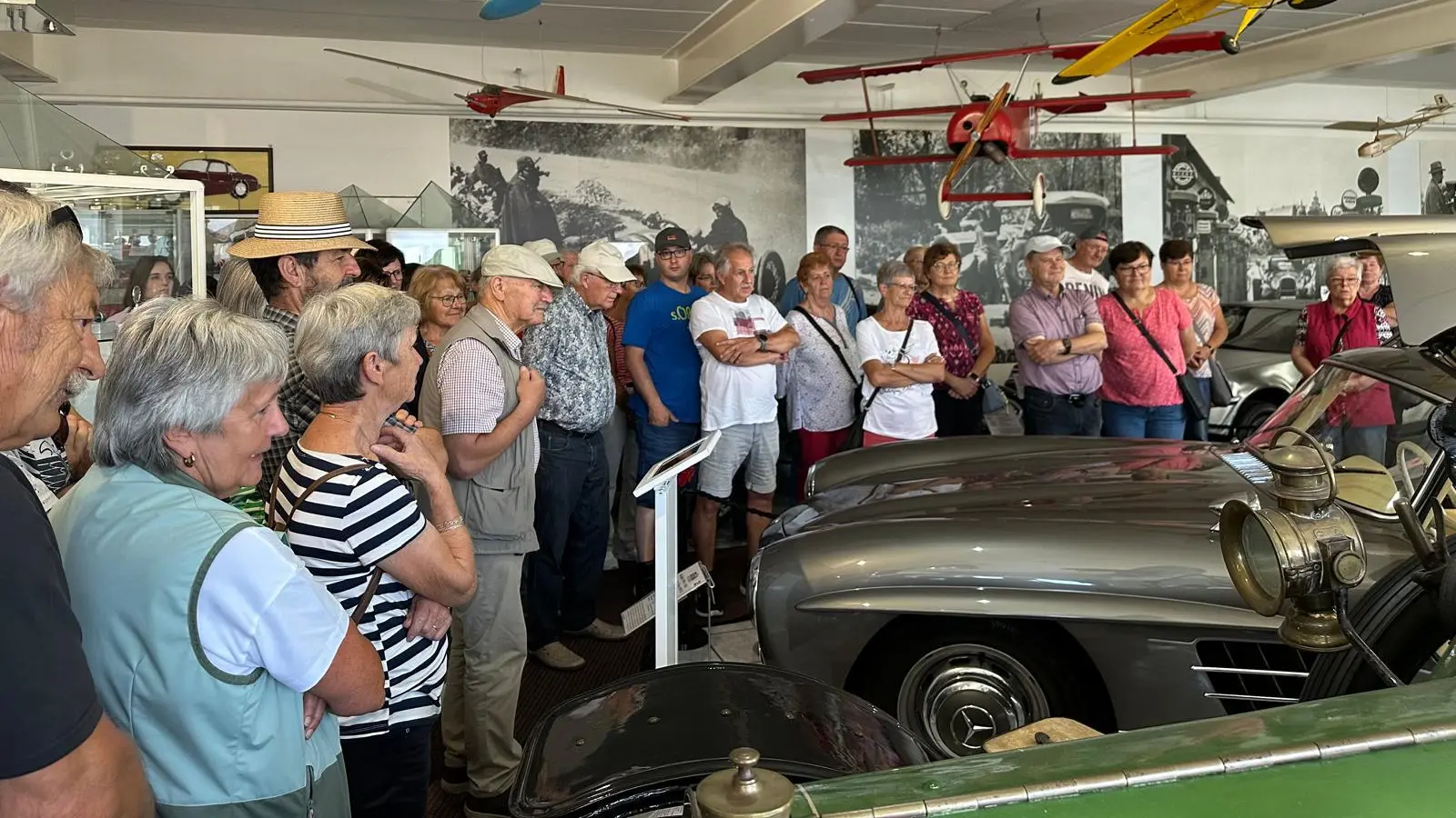 Gruppe im Deutschen Fahrzeugmuseum Fichtelberg (Bild: Wolfgang Friedl )