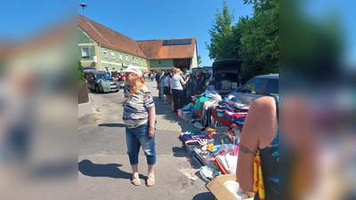 Der Flohmarkt mit über 40 Verkaufsständen im Hof und im Biergarten ist gut besucht. Auch das Wetter spielt wieder mit (Bild: Peter Ostermann)