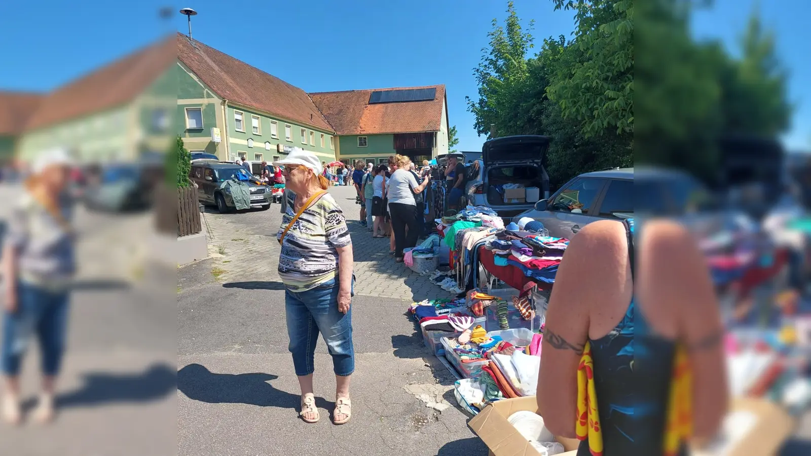 Der Flohmarkt mit über 40 Verkaufsständen im Hof und im Biergarten ist gut besucht. Auch das Wetter spielt wieder mit (Bild: Peter Ostermann)