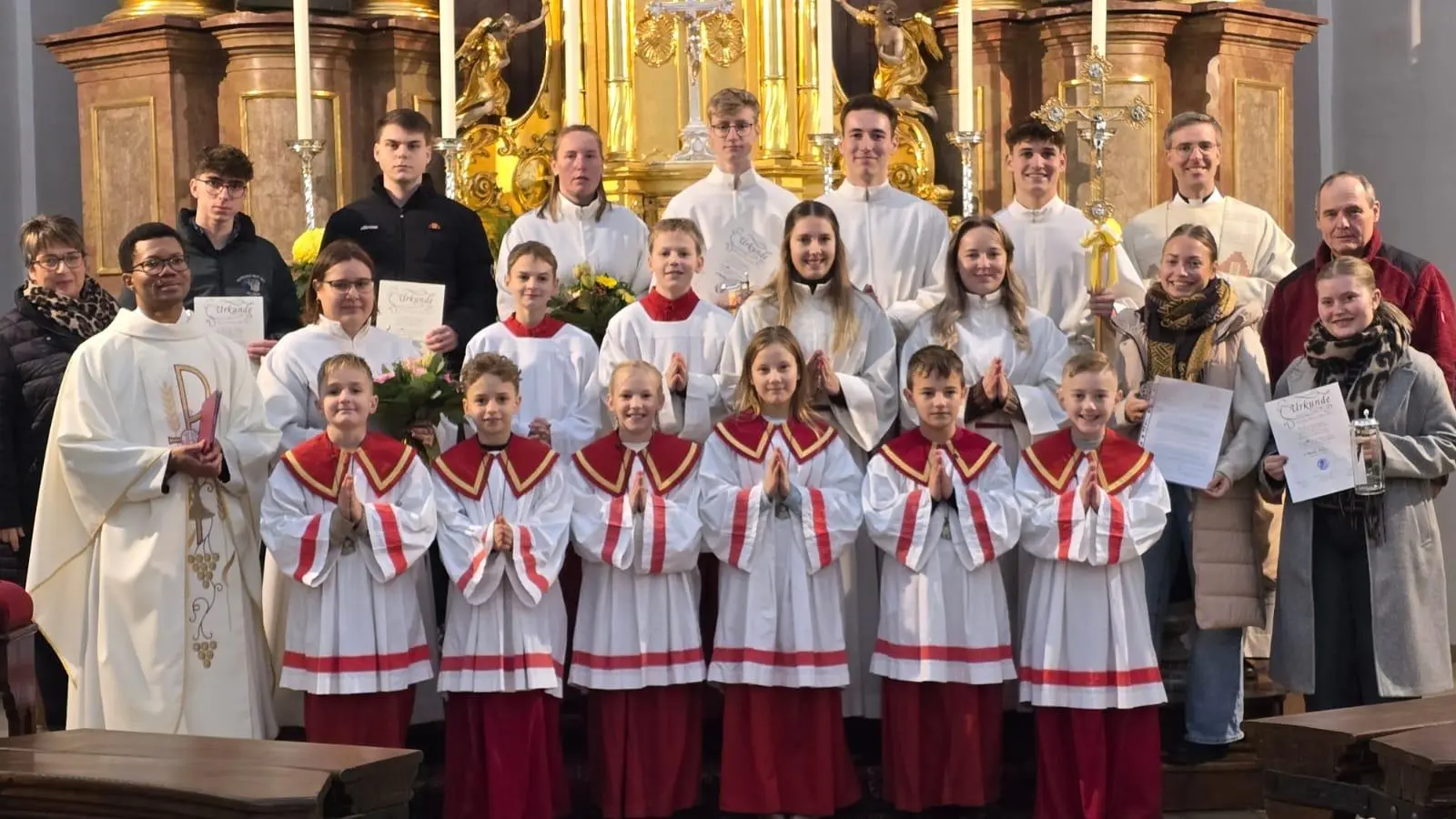 Sechs neue Ministranten bereichern die Minischar in St. Georg (Bild: Alexander Schmid)
