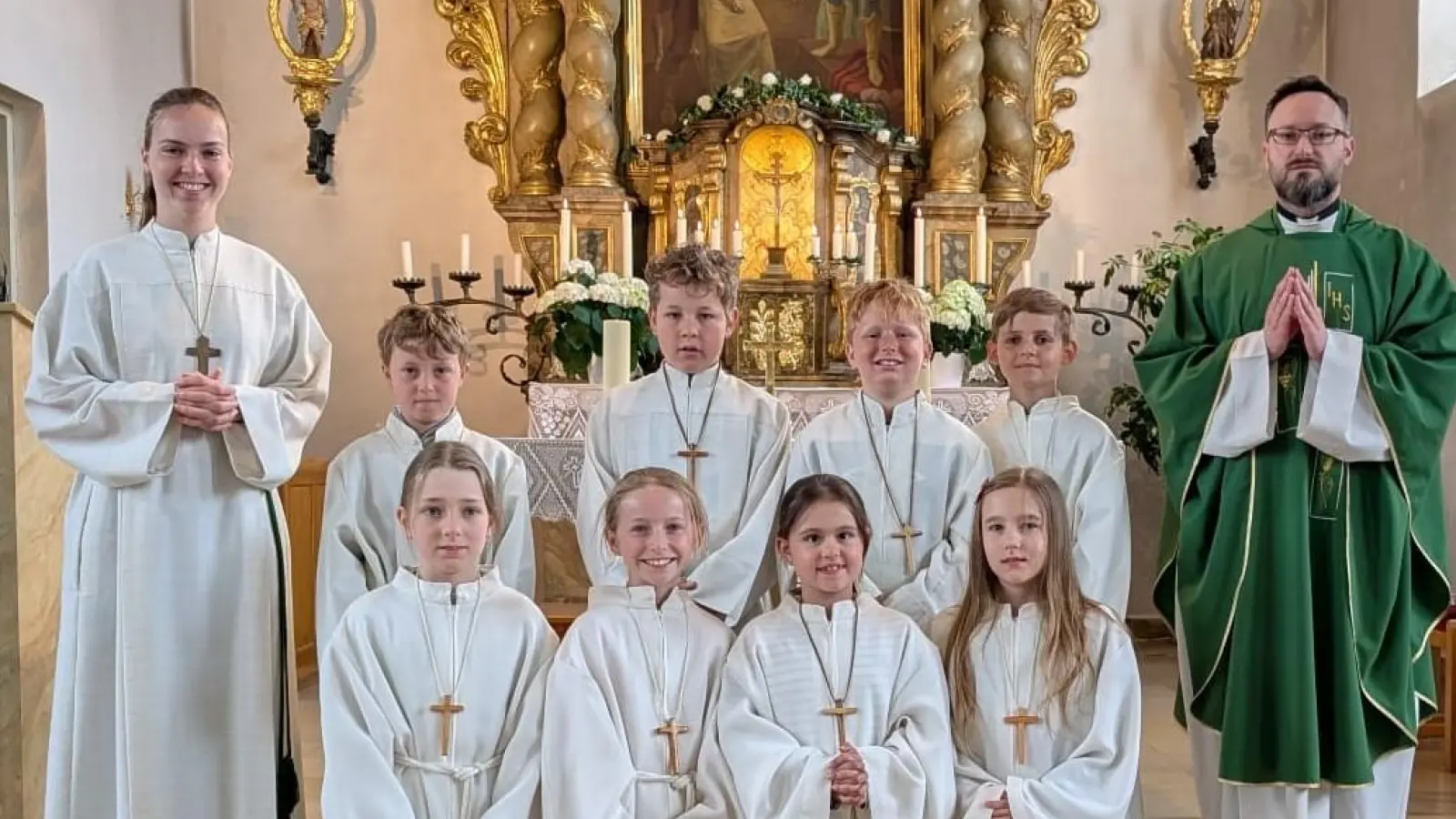 Pfarrer Johannes Arweck und Oberministrantin Theresa Popp mit den acht neuen Ministranten der Pfarrei St. Vitus Ursensollen. (Bild: Manuela Popp)