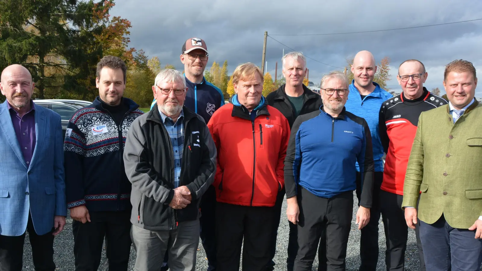 Die Mannschaftsführer der erfolgreichsten Teams beim Eisstock-Saisonauftaktturnier in der Mitterteicher Eissporthalle zusammen mit Bürgermeister Stefan Grillmeier (rechts), ATS-Vorsitzendem Andreas Dreßel (Vierter von rechts) und Stadtverbandsvorsitzendem Peter Haibach (links). (Bild: jr)