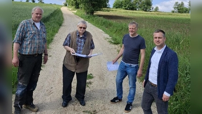 <br>Bild zeigt Egid Schreyer (vli.), Gerhard Fröhlich, Markus Mayer und Bürgermeister Wolfgang Söllner bei der Abnahme der Baumaßnahme. (Bild: Josef Söllner)