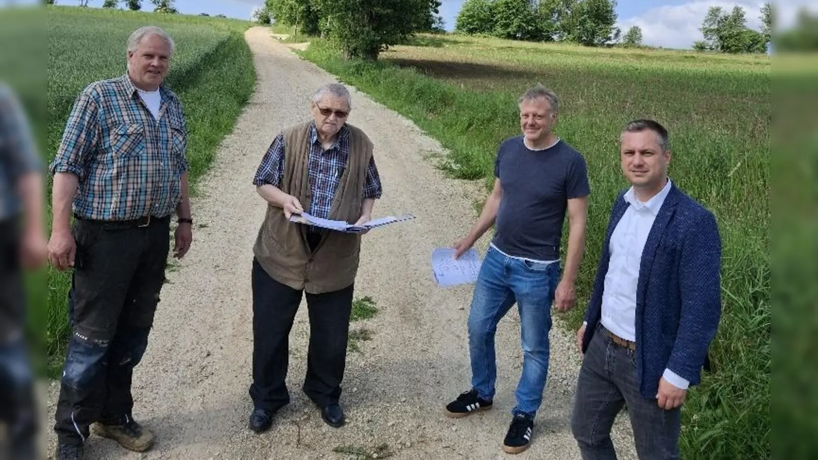 <br>Bild zeigt Egid Schreyer (vli.), Gerhard Fröhlich, Markus Mayer und Bürgermeister Wolfgang Söllner bei der Abnahme der Baumaßnahme. (Bild: Josef Söllner)