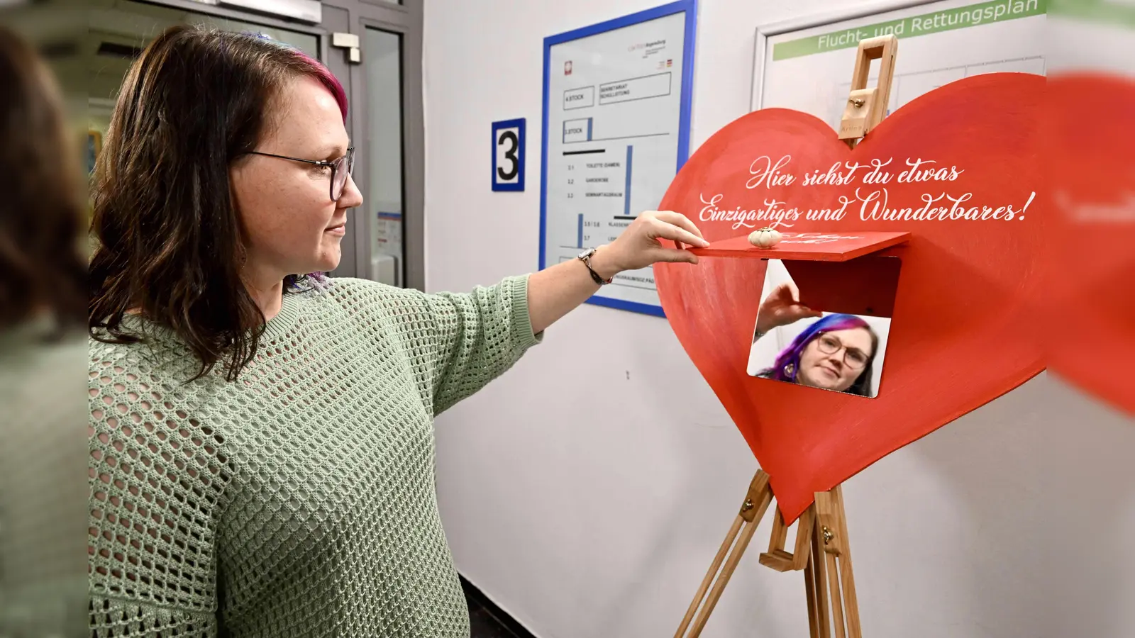 Die Ausbildung zum Erzieherberuf hat auch sehr viel Raum für Kreativität, wie man am Begrüßungs-Herz erkennen kann (Bild: Hans-Christian    Wagner)