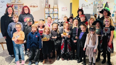 Gruselig verkleidet und voller Begeisterung feierten 22 Kinder Halloween in der Stadtbücherei Mitterteich.  (Bild: Claudia Türk)