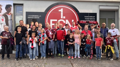 Frohen Mutes nahmen die Kinder und Fans des 1.FCN am Heimspiel gegen Paderborn teil (Bild: Rudi Gruber)