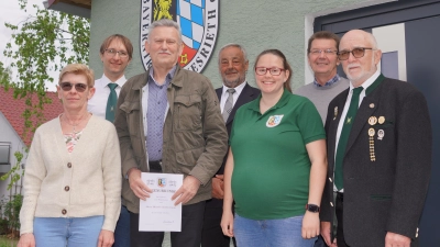 Jahreshauptversammlung der SG Bayerntreu Lennesrieth mit Ehrungen: von links: Martina Bodensteiner, Manuel Arnold (Gau-Rundenwettkampfleiter), Heinrich Zimmermann, Bürgermeister Josef Beimler, Sportleiterin Lena Kellner, Wolfgang Golla und Schützenmeister Bernd Bodensteiner. (Bild: Franz Völkl )