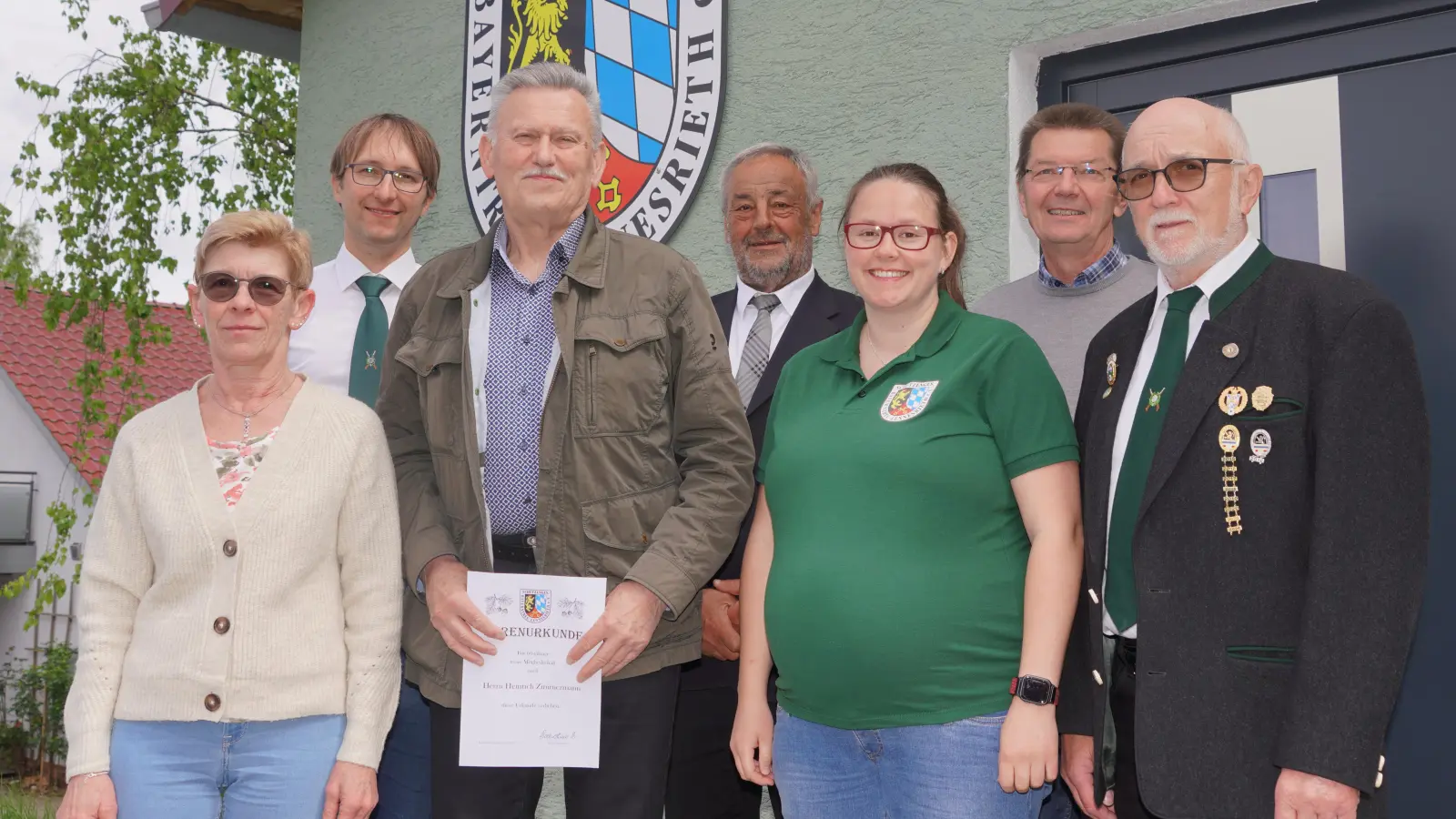 Jahreshauptversammlung der SG Bayerntreu Lennesrieth mit Ehrungen: von links: Martina Bodensteiner, Manuel Arnold (Gau-Rundenwettkampfleiter), Heinrich Zimmermann, Bürgermeister Josef Beimler, Sportleiterin Lena Kellner, Wolfgang Golla und Schützenmeister Bernd Bodensteiner. (Bild: Franz Völkl )