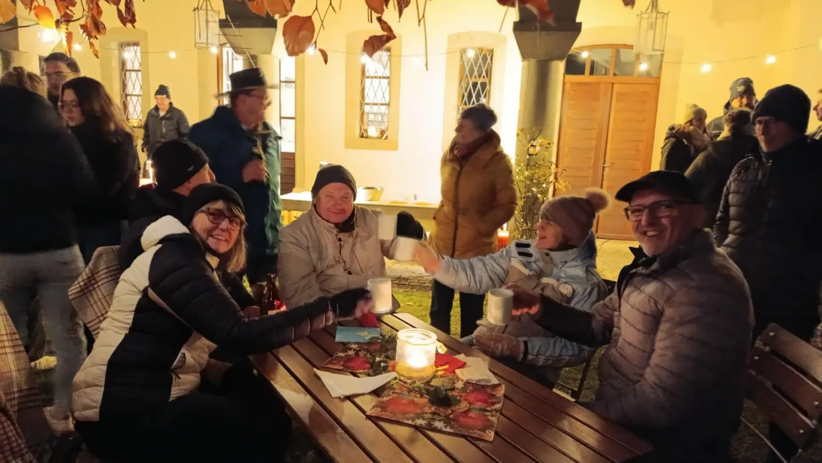 Glückliche Gäste vom Glühweinabend unter den Arkarden im Pfarrgaten beim Frauenbund Pressath (Bild: Christine Pfeiffer)