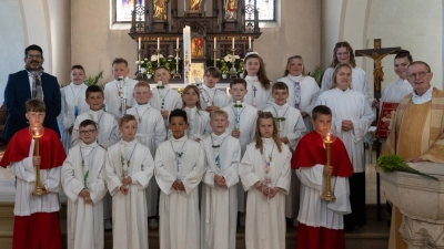 16 Kinder feierten in Rothenstadt Erstkommunion. (Bild: Alfred Bäumler)