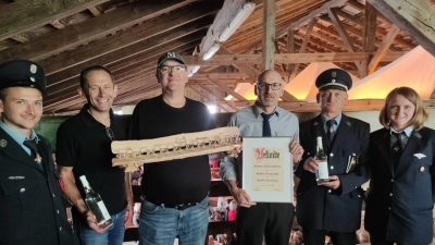 v.l.: Jugendwart Marcel Braunreuther, Erster Kommandant Martin Veit, Thomas Atzkern, Erster Vorstand Martin Müller, Erster Kommandant Ernst Braunreuther, Diana Braunreuther (Bild: Christine Braunreuther)