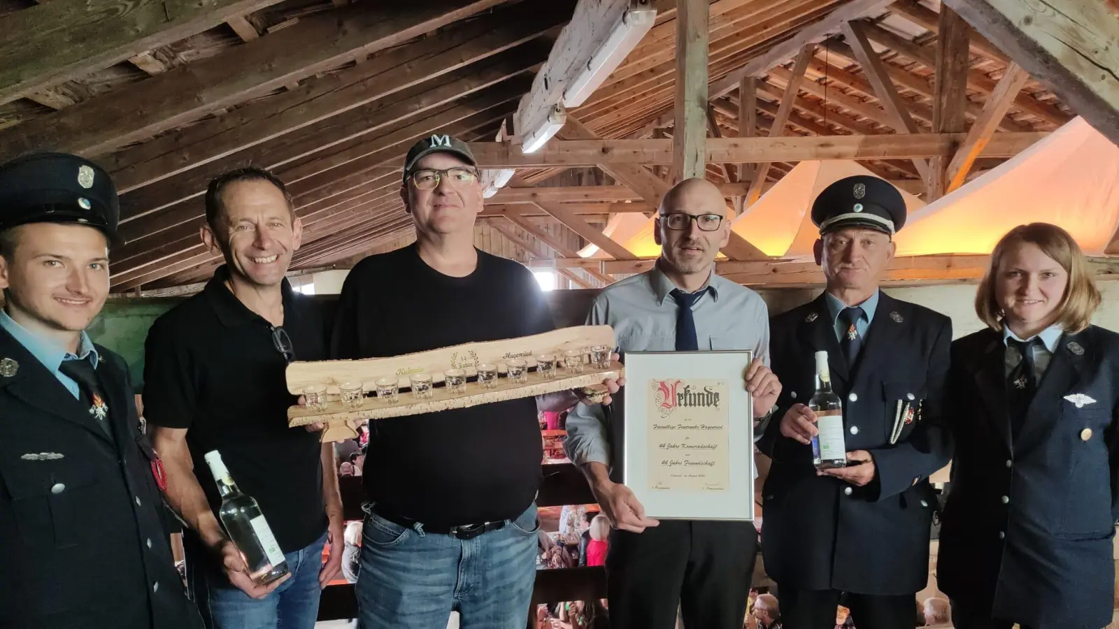 v.l.: Jugendwart Marcel Braunreuther, Erster Kommandant Martin Veit, Thomas Atzkern, Erster Vorstand Martin Müller, Erster Kommandant Ernst Braunreuther, Diana Braunreuther (Bild: Christine Braunreuther)