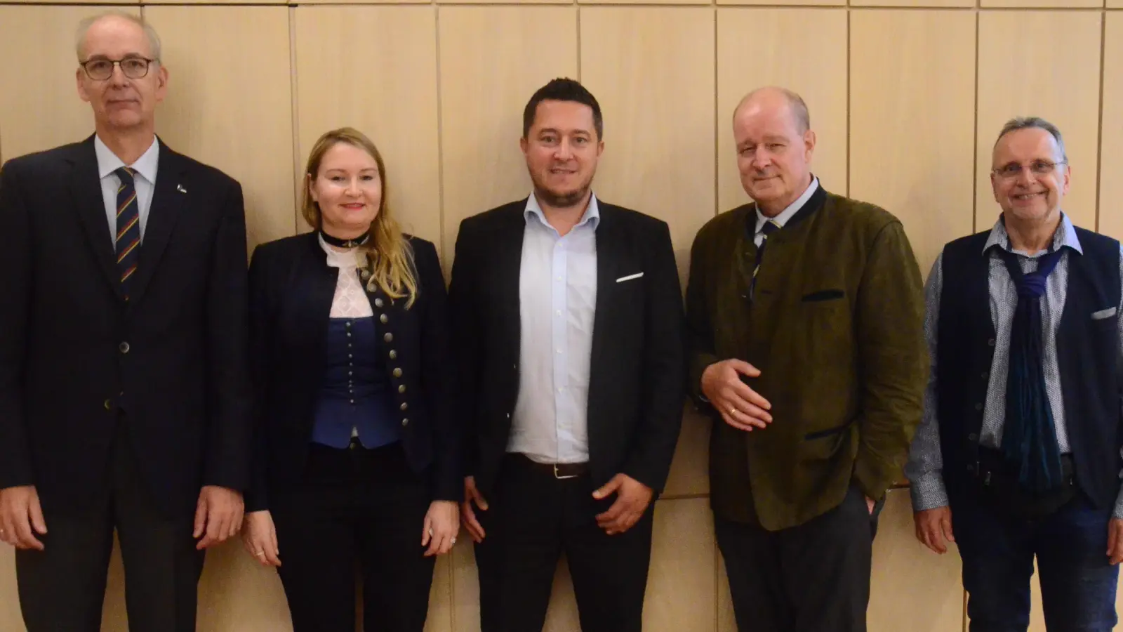Die Vorstandschaft mit dem Referenten. V.l. Norbert Ziegler, Barbara Kick, Michael Hösl, Lutz Freiherr von Hirschberg und Dieter Hammerl von der Bayernwerk Netz GmbH.  (Bild: Helmut Kunz)