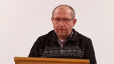 Pfarrer H. H. Thomas Thiermann am Rednerpult. (Bild: Josef Bauer )