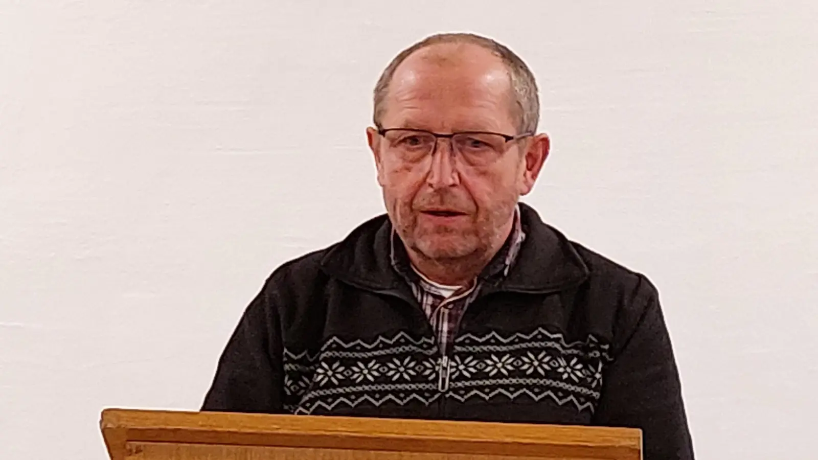 Pfarrer H. H. Thomas Thiermann am Rednerpult. (Bild: Josef Bauer )