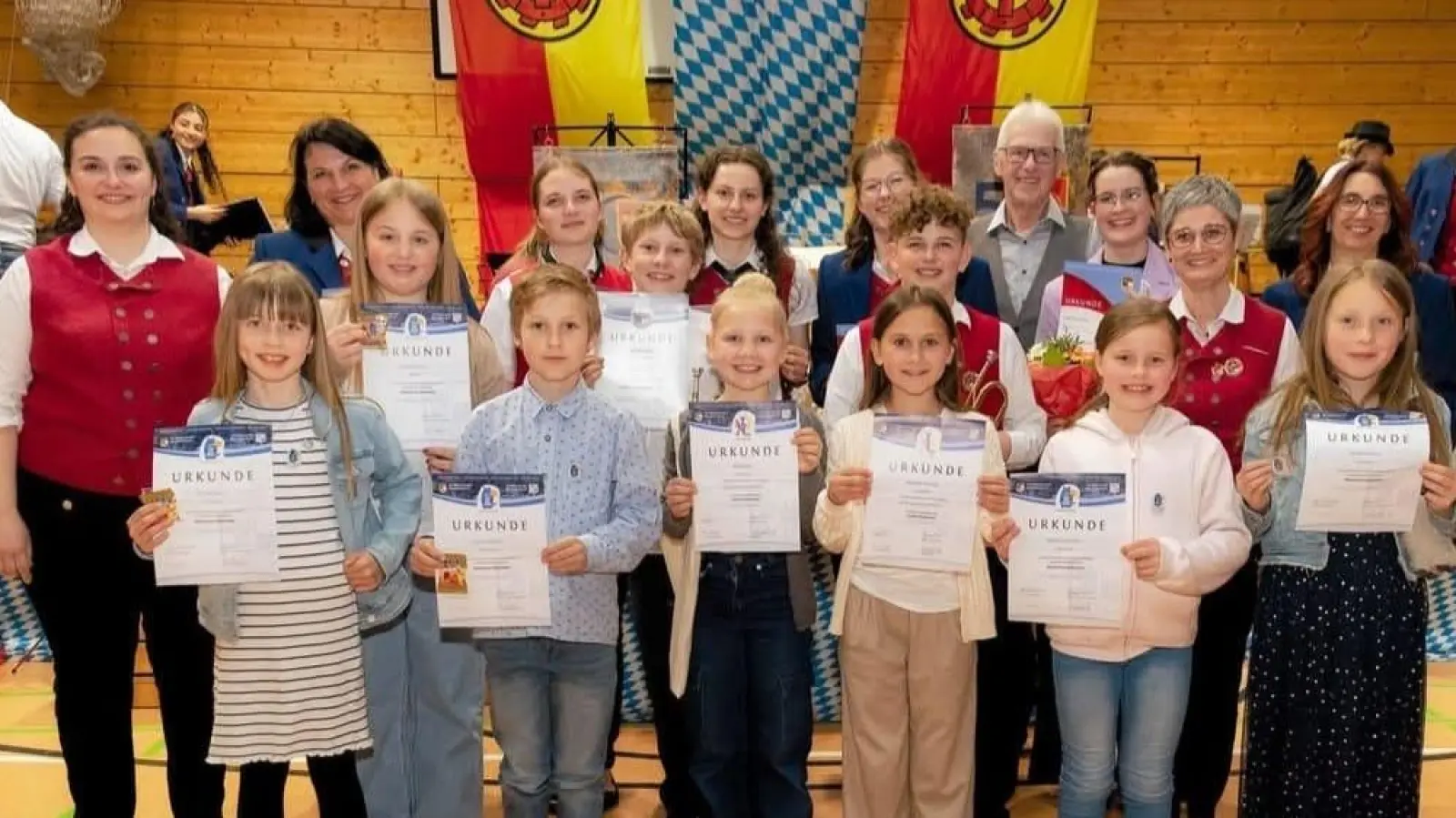 Dirigentin Helena Goldbach (l) und Vorsitzende Michaela Leitl (3.v.r.) bei der Überreichung der Urkunden zu Newcomer-, Junior- und Leistungsabzeichen, sowie Ehrung langjährig aktiven Mitgliedern (Bild: Christa Schlagenhaufer)