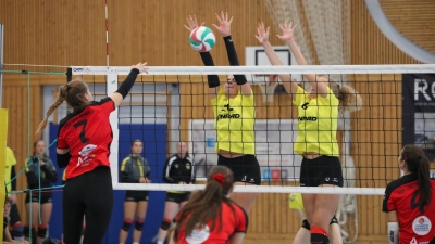 Julia Polito und Lisa Grossmann stellen einen Abwehrblock gegen eine Ansbacher Angreiferin. (Bild: Selendt Nicole)