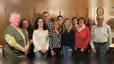(von links) Agnes Schneeberger, Kreisfachberaterin Heidi Schmid, Anna Meier, Bgm. Martin Prey, Sabine Prey, Franziska Meier, Lena Matzke, Erika Rückl, Claudia Böhm, Marianne Rath, Martin Stigler (Bild: Martin Stigler)