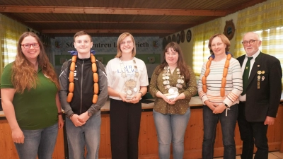 Das 51. Gemeindeschießen bei den Bayerntreu – Schützen in Lennesrieth. Von links Organisatorin Lena Kellner, Vizejugendschützenkönig Julian Schell, Jugendschützenkönigin Sophia Kleber, Schützenkönigin Marie-Christin Wallmeyer, Vizeschützenkönigin Monika Kleber und der Bayerntreu – Schützenmeister Bernd Bodensteiner. (Bild: Franz Völkl)