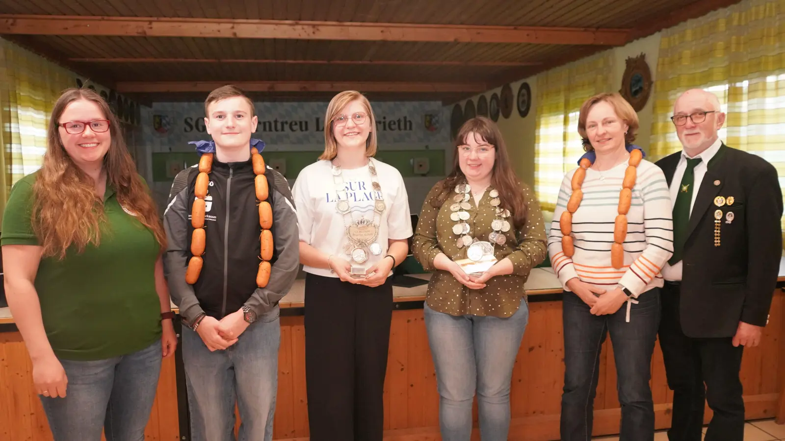 Das 51. Gemeindeschießen bei den Bayerntreu – Schützen in Lennesrieth. Von links Organisatorin Lena Kellner, Vizejugendschützenkönig Julian Schell, Jugendschützenkönigin Sophia Kleber, Schützenkönigin Marie-Christin Wallmeyer, Vizeschützenkönigin Monika Kleber und der Bayerntreu – Schützenmeister Bernd Bodensteiner. (Bild: Franz Völkl)