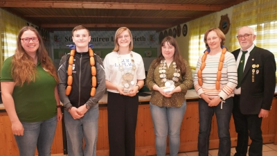 Das 51. Gemeindeschießen bei den Bayerntreu – Schützen in Lennesrieth. Von links Organisatorin Lena Kellner, Vizejugendschützenkönig Julian Schell, Jugendschützenkönigin Sophia Kleber, Schützenkönigin Marie-Christin Wallmeyer, Vizeschützenkönigin Monika Kleber und der Bayerntreu – Schützenmeister Bernd Bodensteiner. (Bild: Franz Völkl)