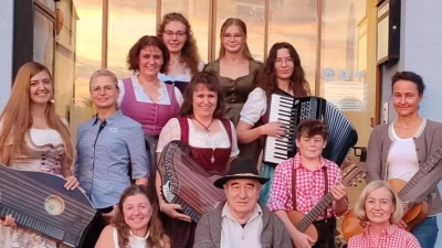 Die Zitherclubmusikanten mit Dirigentin Veronika Hille (vorne links). (Bild: Nikolas Albert)