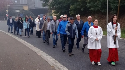 Die Pilger aus Wernberg am Anfang ihrer Fußwallfahrt nach Söllitz unter der Leitung von Pfarrer Markus Ertl. (Bild: Petra Hartinger)