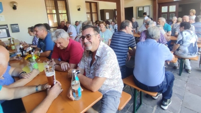 Bei hochsommerlichem Wetter genossen die Gäste vor dem Vorbacher Gemeindezentrum einen geselligen Nachmittag mit guter Verpflegung, Musik und vielen anregenden Gesprächen. (Bild: Franz Melchner)