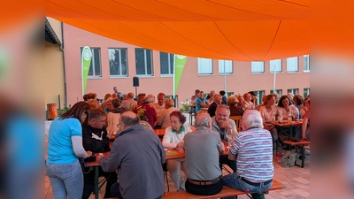 Die Gäste beim 1. Sommerfest des FGV Neusorg. (Bild: Dr. Bastian Roth)