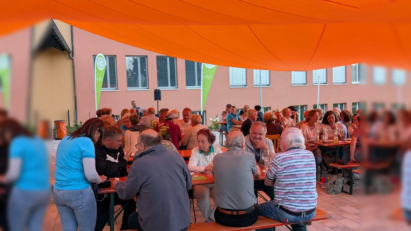 Die Gäste beim 1. Sommerfest des FGV Neusorg. (Bild: Dr. Bastian Roth)