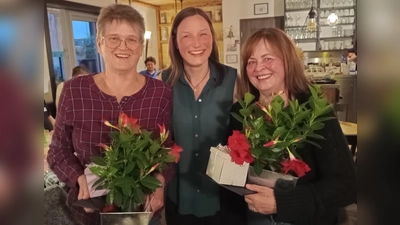 Vorsitzende Carmen Feistauer (mitte) mit den Geehrten Karin Weber, links, und Silvia Bielesch, rechts (Bild: sre)