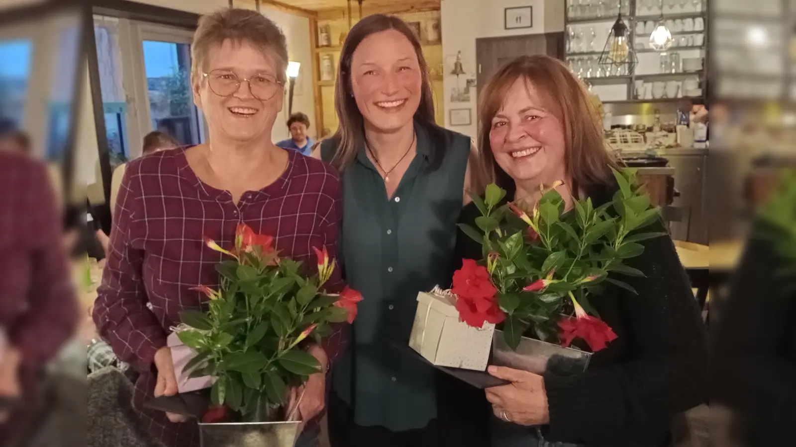 Vorsitzende Carmen Feistauer (mitte) mit den Geehrten Karin Weber, links, und Silvia Bielesch, rechts (Bild: sre)