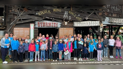 TSG Turnkinder mit ihren Betreuern (Bild: Tanja Gollwitzer)