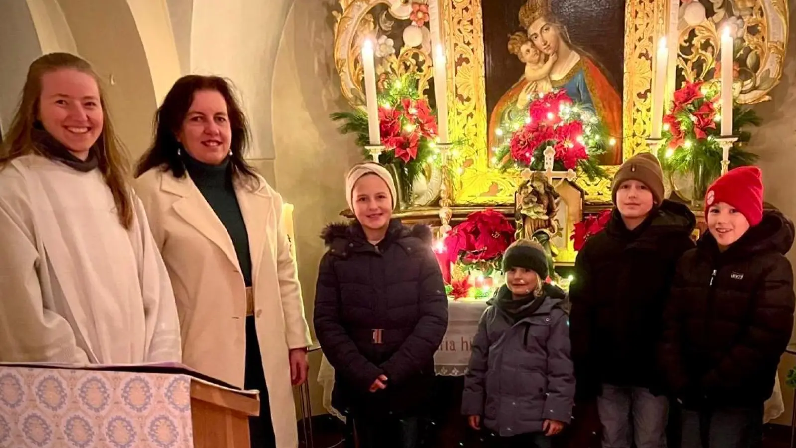 Katharina Lurz mit Initiatorin Sonja Schwemmer und den Kindern welche, die Gottesmutter zur Kapelle gebracht hatten, bzw deren Eltern die Kapelle für die Andacht geschmückt hatten. (Bild: Sonja Schwemmer)