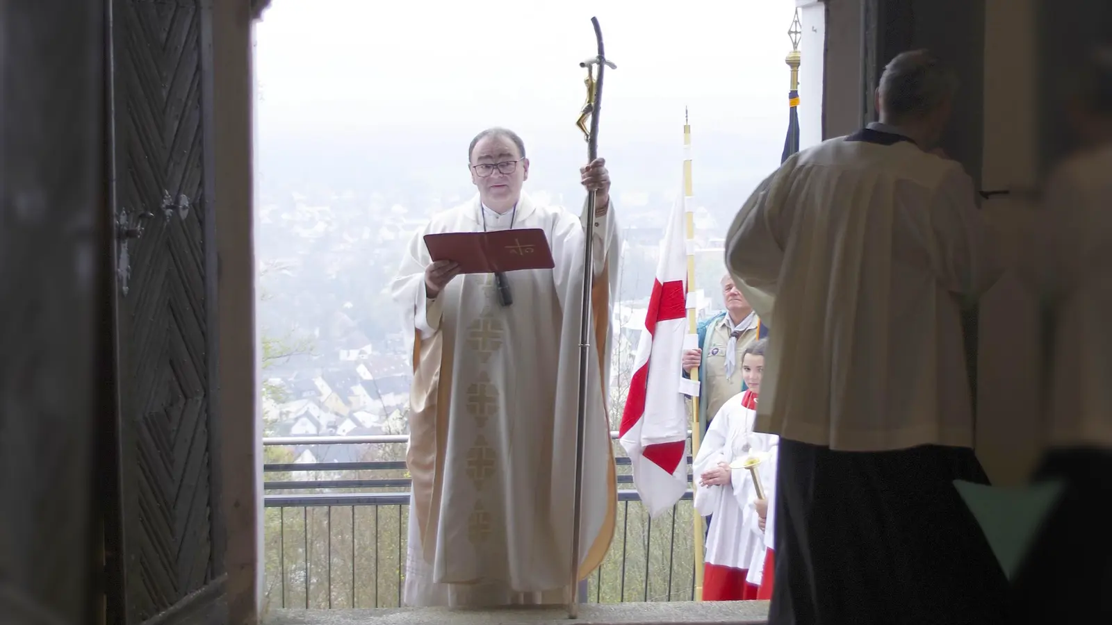 Pfarrer Herbert Mader lässt die Wallfahrtspforte öffnen. (Bild: Bernhard Müller)
