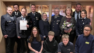 Gruppenfoto mit den geehrten Mitgliedern und den Ehrengästen. (Bild: Michaela Graf)