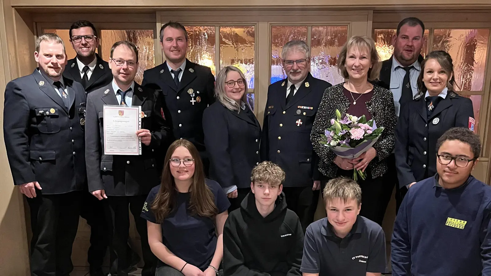 Gruppenfoto mit den geehrten Mitgliedern und den Ehrengästen. (Bild: Michaela Graf)